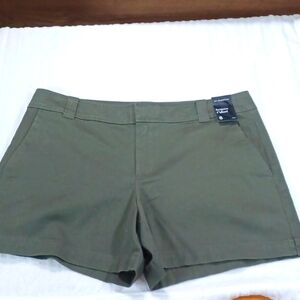 New York& Company Twill Green Hampton Short Casual Shorts Sz 8 NWT .